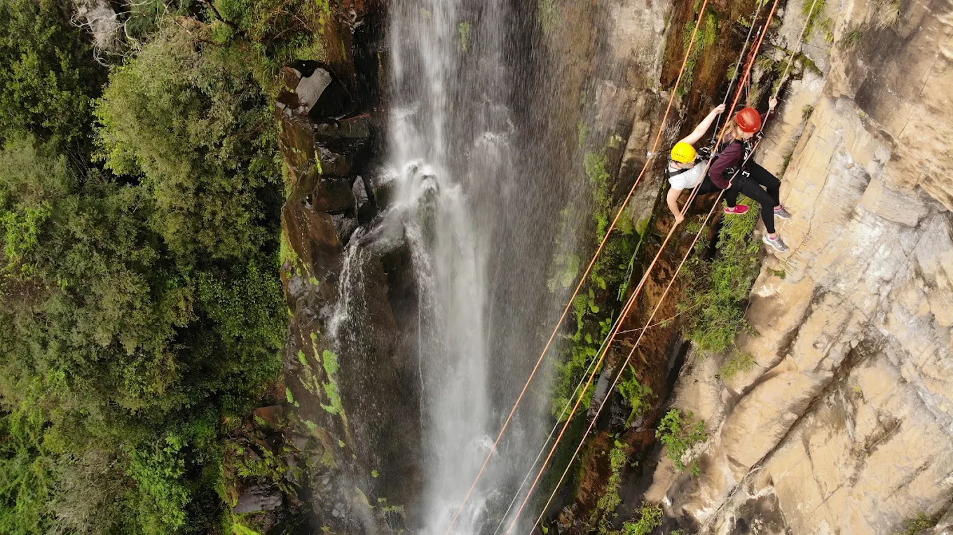 Rapel de plataforma no Salto Sete Adventure Park