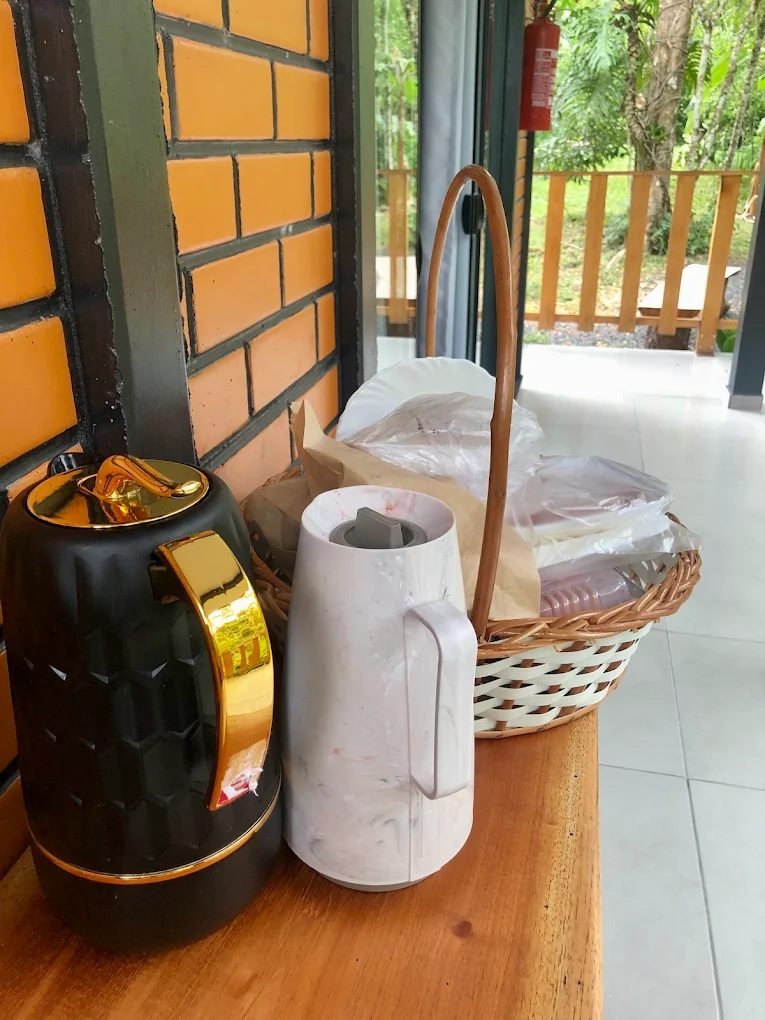 Cesta de café da manhã preparada na acomodação