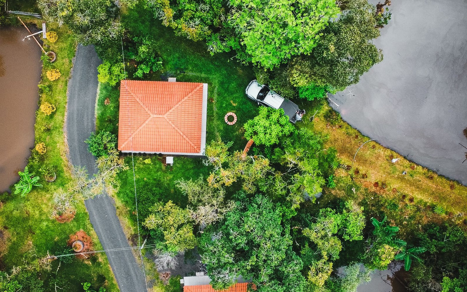 Vista aérea da FOX Pousada das Águas cercada pela natureza