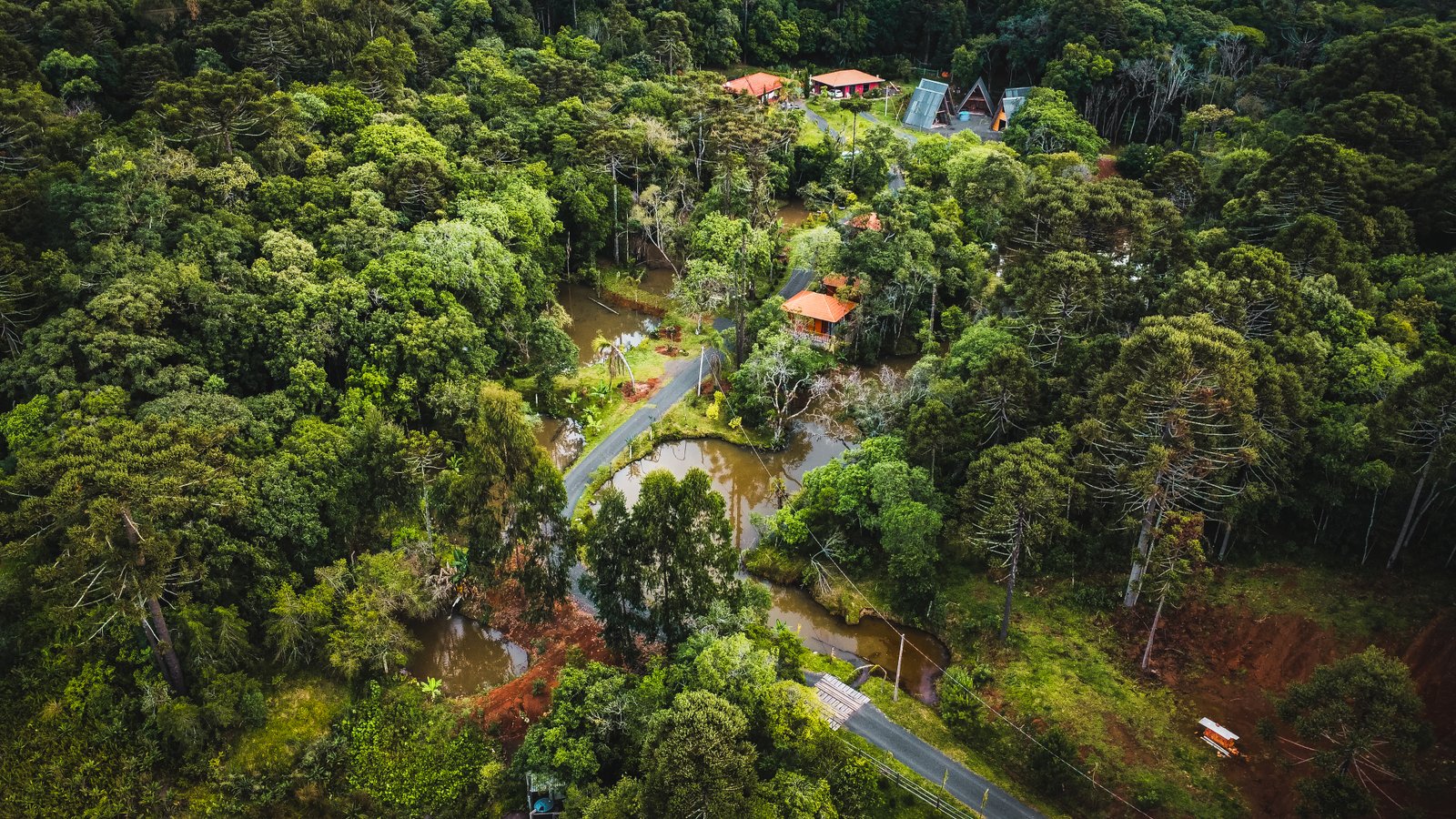 Caminho entre as acomodações da FOX Pousada das Águas ao entardecer