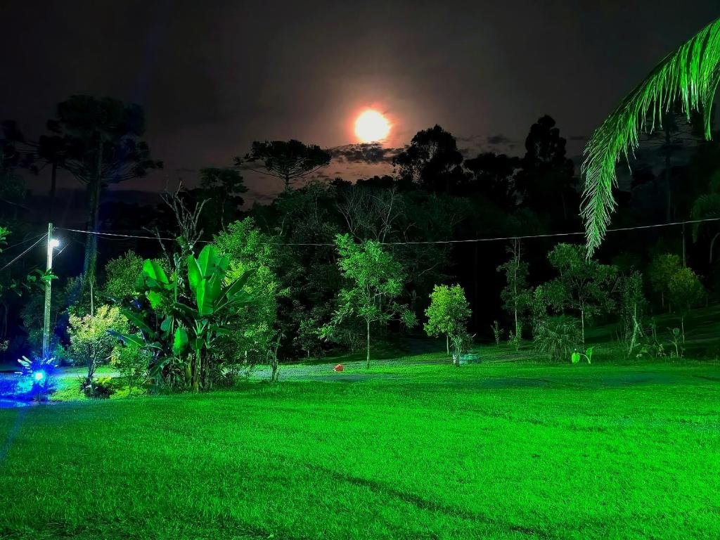 Jardim da pousada à noite