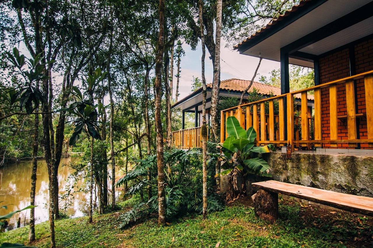 Varanda da acomodação cercada pela natureza na FOX Pousada